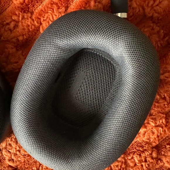 Apple AirPod Max’s - Picture 6 of 8